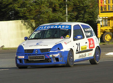 Peter Ager's Clio Cup racer med 'slidmærkerne' fra race 1 som et tydeligt bevis på hvor tæt kampene er i Clio Cuppen.